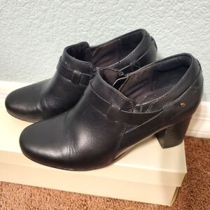 Clarks Bendables Black Leather Round Toe Heeled Boots/ Booties/ pumps Size 7